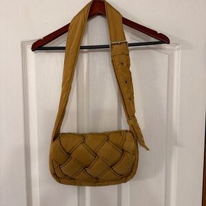Puffy lattice purse